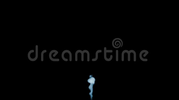 在黑色背景上隔离的烟雾一股烟雾升起视频的预览图