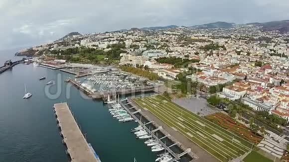 葡萄牙马德拉岛美丽的城市山丘和山脉视频的预览图