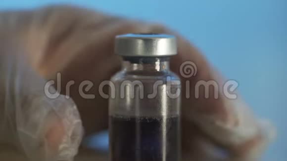 将安瓿中的药物注入蓝色背景的注射器视频的预览图