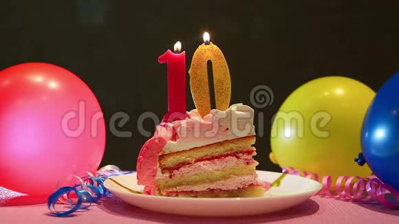 十岁生日快乐蛋糕和带气球的十号粉红色蜡烛视频的预览图