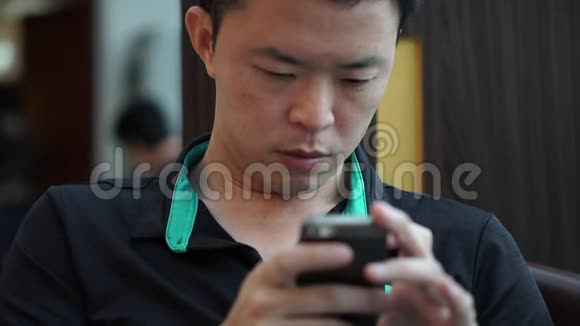 亚洲人通过智能手机在线工作视频的预览图