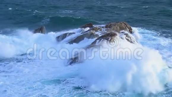 阴天里地中海上的巨浪西班牙科斯塔布拉瓦视频的预览图