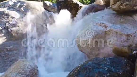 蕨类和山涧湍急的流水的一条山河野花在瀑布的映衬下视频的预览图