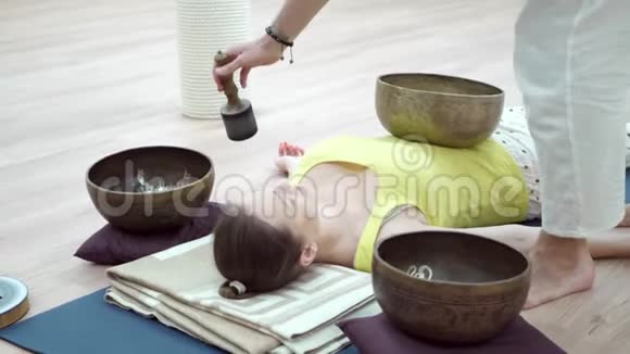 女人练瑜伽冥想唱歌碗视频的预览图