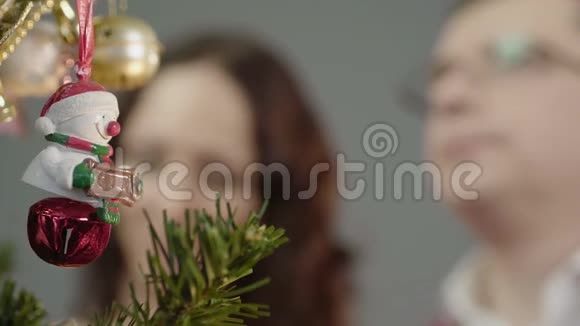 夫妻共同装饰圣诞树家中洋溢着节日的气氛视频的预览图