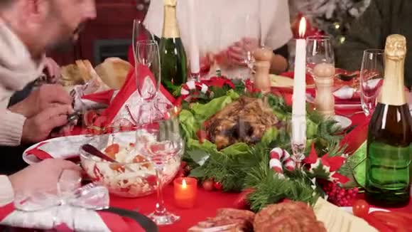 男人在圣诞节的家庭晚餐上切火鸡视频的预览图