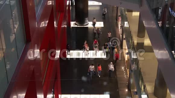 购物中心的人群视频的预览图