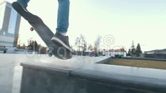 滑板运动员在日落时分在城市街道上的木板上踢飞视频的预览图