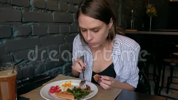 在餐厅吃早餐的美女视频的预览图