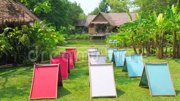 在泰国清迈的Poopopopaper公园烘干五颜六色的纸张视频的预览图