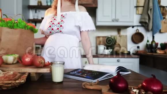厨房里的年轻孕妇孕妇健康食品视频的预览图