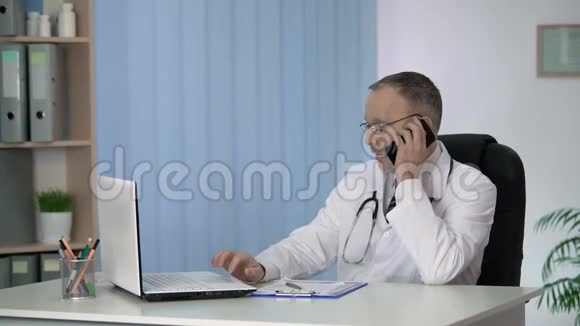 全科医生提供在线和电话咨询为病人提供服务视频的预览图