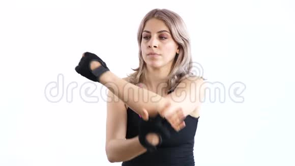 适合女人戴运动手套伸展视频的预览图