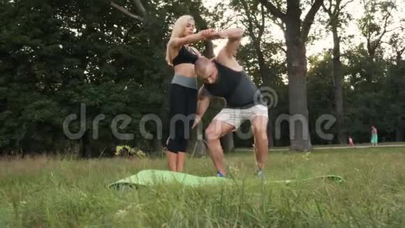 在公园里做运动的夫妇视频的预览图