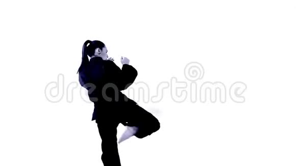 穿着黑色和服的女人的高脚踢视频的预览图