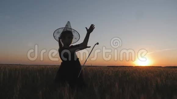 穿着女巫服装的快乐小女孩的剪影孩子把自己当成了一个女巫这个概念视频的预览图