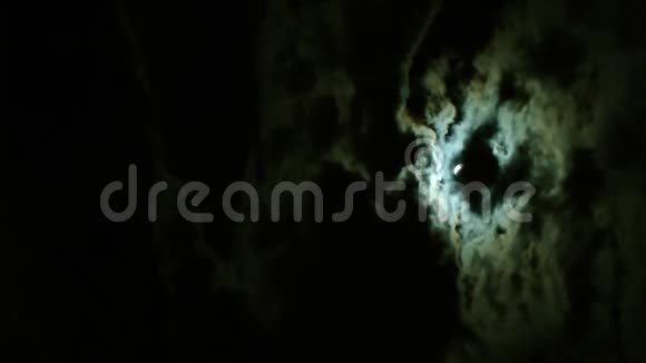 满月和云彩视频的预览图