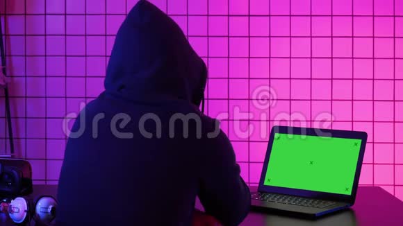 黑客通过数据窃取个人信息以骗取赎金绿色屏幕模拟显示视频的预览图