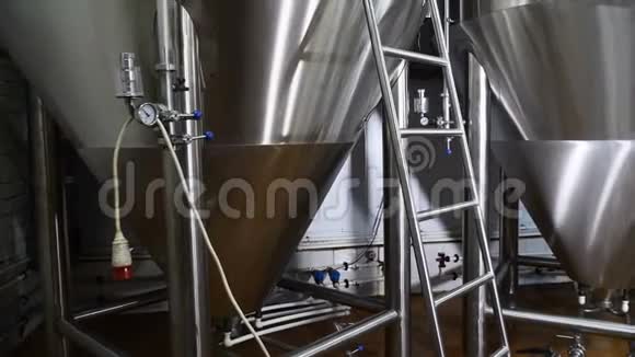 啤酒生产啤酒发酵用大金属罐布鲁豪斯调制啤酒行业手工啤酒4k视频的预览图