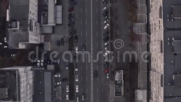 城市交通繁忙傍晚高空无人机飞行的俯视图视频的预览图