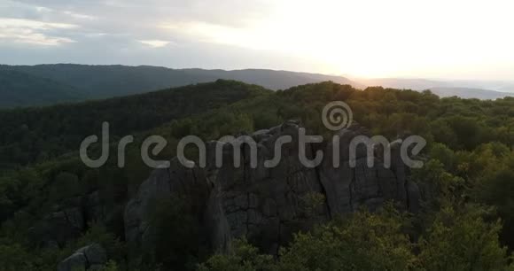 无人机飞越乌克兰的Dovbush岩石4K超高清视频的预览图