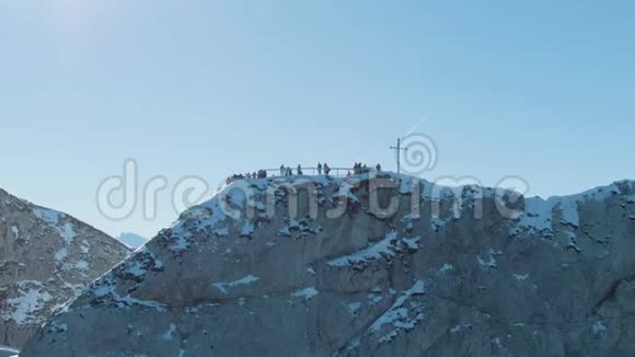 冬季皮拉特斯山顶上的观光客瑞士鸟瞰图视频的预览图
