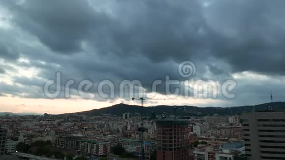 巴塞罗那夕阳西下的城市景观和雨云笼罩着城市时间流逝视频的预览图