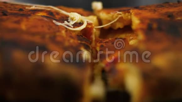 厨师手的特写拿着一块美味的披萨在木板上放着意大利腊肠泡菜奶酪视频的预览图