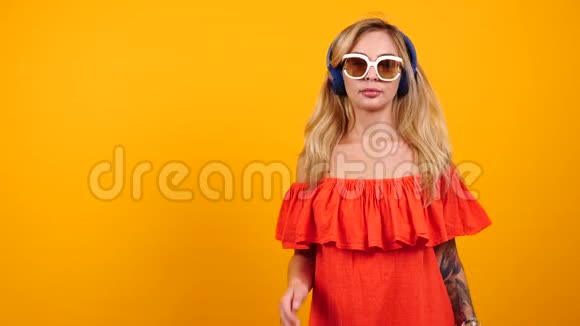 漂亮快乐的女人戴着太阳镜和耳机视频的预览图
