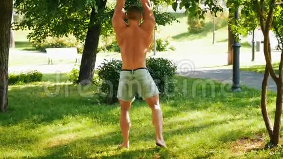 阳光明媚的时候肌肉男在公园里锻炼视频的预览图