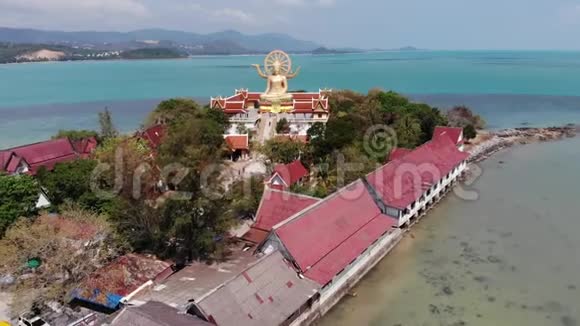 岛上有佛寺和许多房子带佛像的佛寺鸟瞰岛视频的预览图