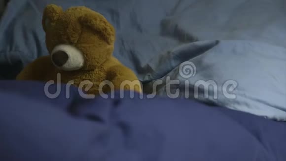 泰迪熊在病人床上非洲慈悲视频的预览图