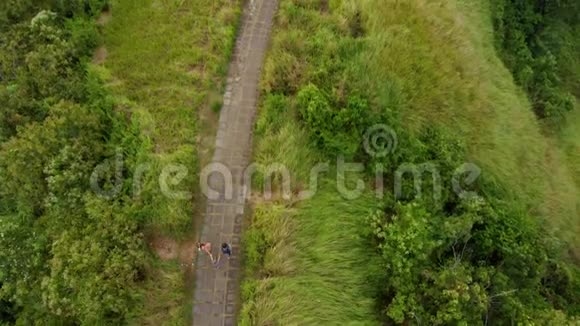 一家人在巴厘岛Ubud村散步的航拍照片坎布汉岭散步视频的预览图