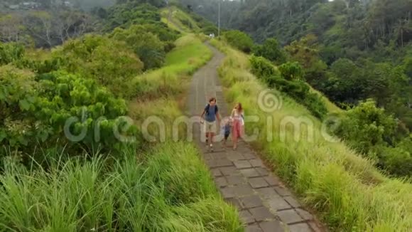 一家人在巴厘岛Ubud村散步的航拍照片坎布汉岭散步视频的预览图