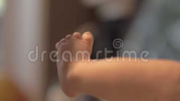 母亲用亲吻小脚表达对新生婴儿的爱视频的预览图