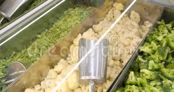 超市冰箱里的冷冻蔬菜视频的预览图