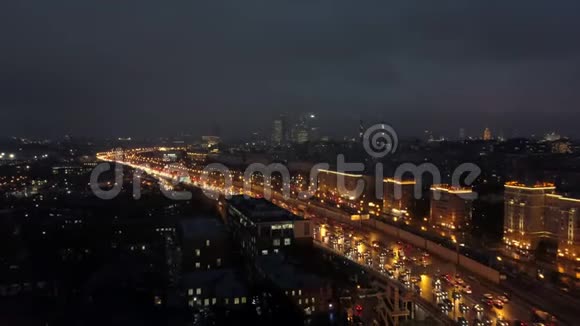 一个高速公路繁忙的夜晚城市的鸟瞰图视频的预览图