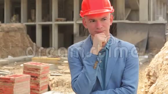 建筑工地年轻建筑师的肖像视频的预览图