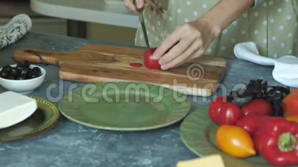 女人双手特写准备披萨的产品准备烘焙视频的预览图
