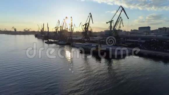 港口基础设施国际贸易船舶装卸用起重吊车商业泊位视频的预览图