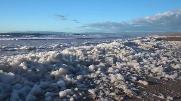 海滩上的全景海景海浪和海水泡沫视频的预览图
