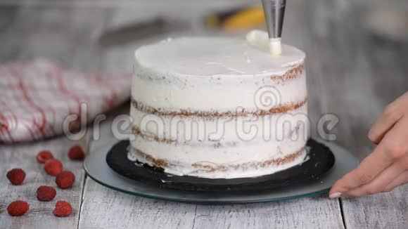 用奶油海绵蛋糕覆盖的糕点奶油在糕点袋里视频的预览图