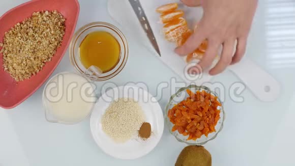 在厨房里女人的手切成了水果沙拉的普通话烹饪健康的食物4K视频的预览图