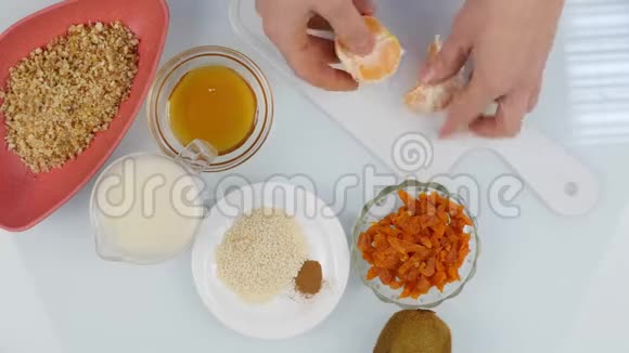 在厨房里女人的手切成了水果沙拉的普通话做健康的食物4千克视频的预览图