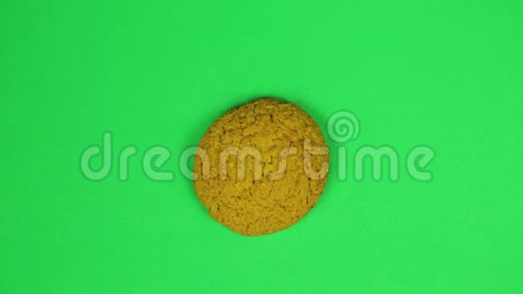 孩子在日元符号饼干上涂上一层绿色背景的棕色糖霜时光飞逝视频的预览图