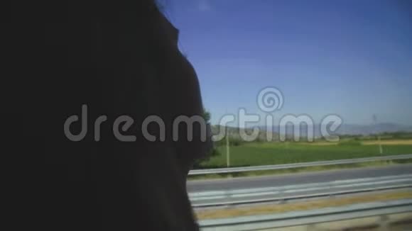 坐公共汽车时女孩的侧影睡在窗前视频的预览图