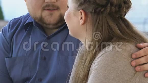 快乐的肥胖夫妇谈论未来坐在长凳上关系特写视频的预览图