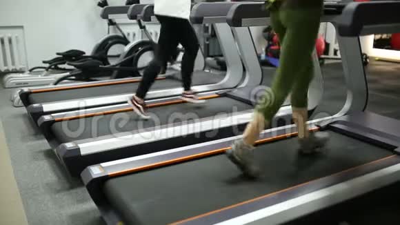 女孩在跑步机上减肥视频的预览图