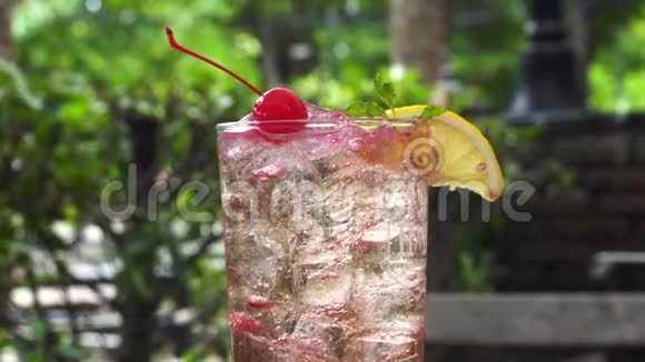 夏季汽水鸡尾酒柠檬和樱桃茶点视频的预览图