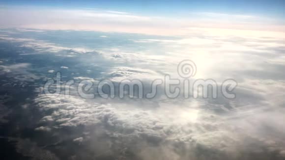 早晨天空中的云彩视频的预览图